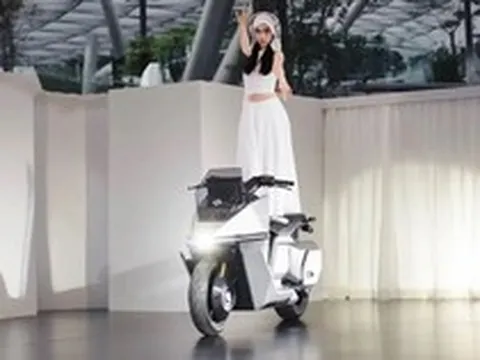 Xe máy điện tự cân bằng đầu tiên trên thế giới được sản xuất hàng loạt