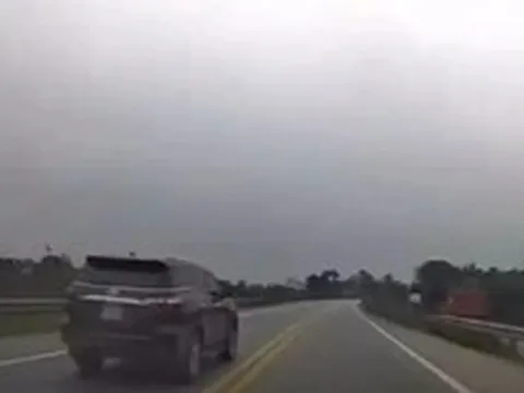 Phạt tài xế xe biển xanh vượt ẩu trên cao tốc Nội Bài - Lào Cai