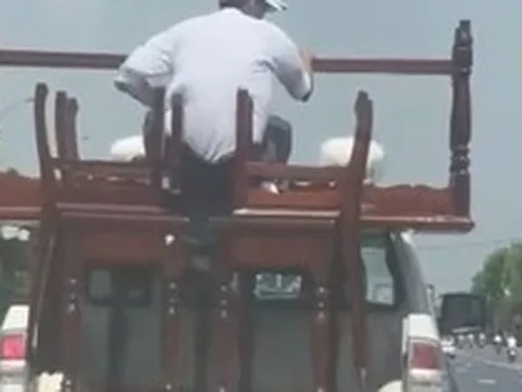 Công an TP Huế thông tin vụ "xe bán tải biển xanh chở người "đánh đu" phía sau thùng"