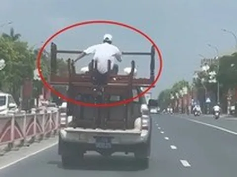 Ô tô biển xanh chở người ngồi "vắt vẻo" sau thùng xe giữ bàn ghế bị người dân phản ánh: Hé lộ cái kết