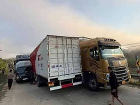 Hiện trường vụ tai nạn liên hoàn giữa 4 xe ôtô trên đường Hồ Chí Minh