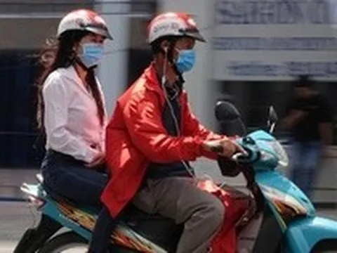 Người vừa lái xe máy vừa đeo tai nghe sẽ chịu mức phạt nào? Bộ Công an giải đáp