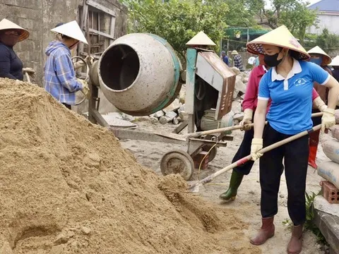 Tình người ấm áp nơi miền Trung: Chung tay dựng nhà cho người khó khăn