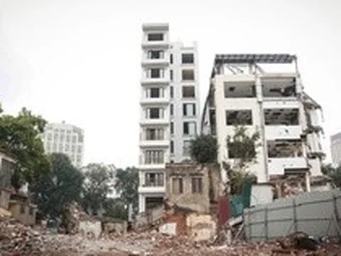Tháo dỡ khách sạn 10 tầng ở 'đất vàng' ven hồ Gươm