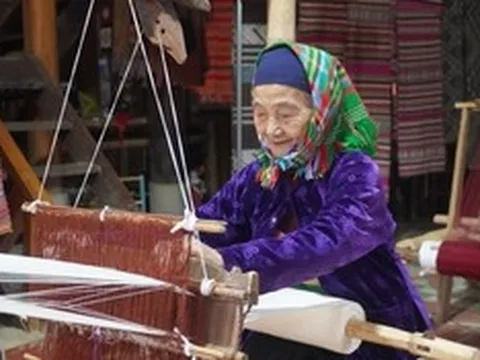 Làng dệt thổ cẩm hút khách nước ngoài ở khu du lịch Pù luông
