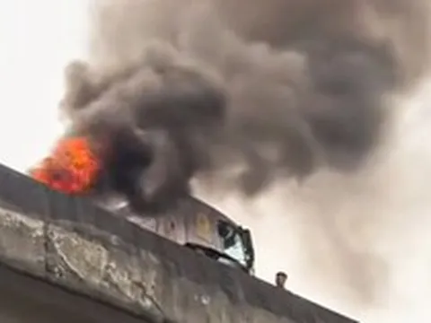 Xe đầu kéo bốc cháy ở Vành đai 3 trên cao, khói đen cuồn cuộn