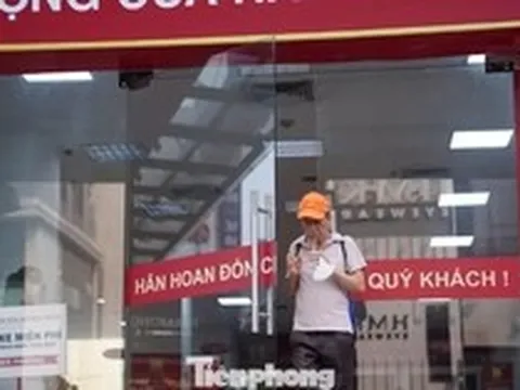 Cảnh tượng lạ tại cửa hàng vàng Bảo Tín Minh Châu