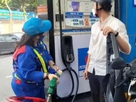 Giá xăng dầu giảm mạnh, dầu diesel giảm gần 2.000 đồng/lít