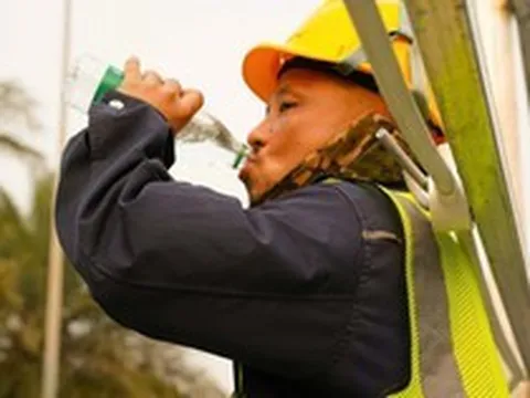 Người Hà Nội 'nung mình' trong đợt nắng nóng gay gắt đầu tiên năm 2026