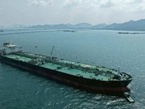 Tàu dầu chở 700.000 thùng ung dung vượt eo biển Hormuz, chính thức cập bến láng giềng Việt Nam