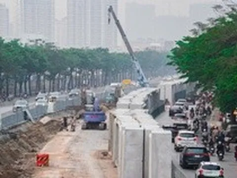 Rào chắn thi công bủa vây, người Hà Nội chật vật trong ùn tắc