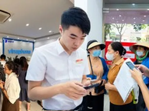 Cảnh tượng khó tin tại các chi nhánh Viettel, Vinaphone, MobiFone sáng 15/4: Sợ bị khóa SIM, nhiều người dân xếp hàng từ sớm để xác thực thông tin thuê bao