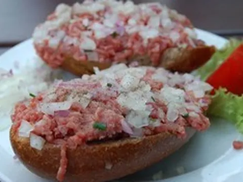 Vì sao thịt lợn sống - món ăn "kinh dị" vẫn khiến nhiều người muốn trải nghiệm?