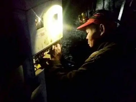 "Dị nhân ngậm điện" gây rúng động, 3 thế hệ "miễn nhiễm" dòng 220V, chuyên gia cảnh báo