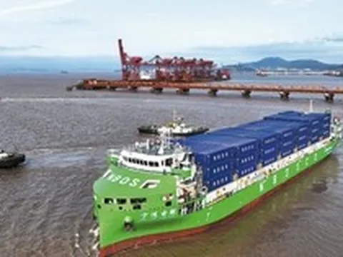 Trung Quốc công bố cỗ máy "cõng container" trên biển gây chấn động: Không chỉ mạnh mà còn thông minh!