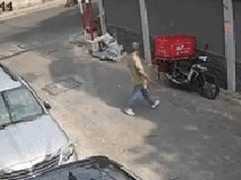 Clip người đàn ông đi vào hẻm ở TPHCM và rời đi trên chiếc xe của nam shipper