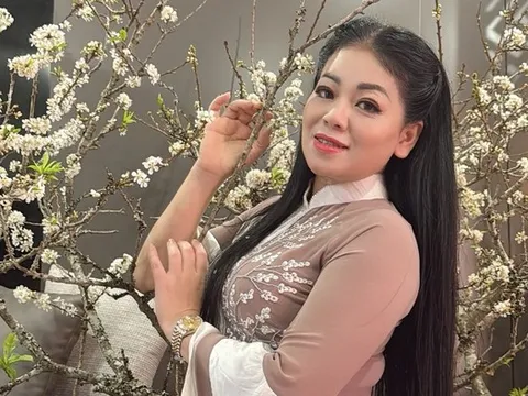 Nhan sắc mặn mà tuổi 50 của "nữ hoàng nhạc đỏ" là mẹ đơn thân nuôi 4 con