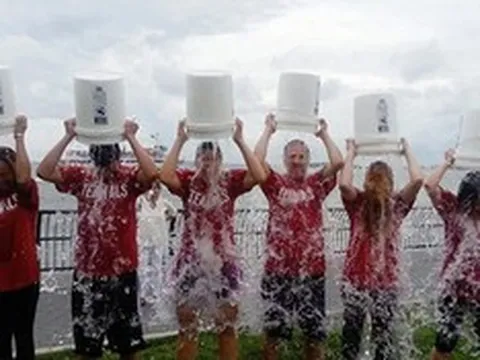 Vì sao thử thách "giội nước đá lên đầu" bất ngờ gây sốt?