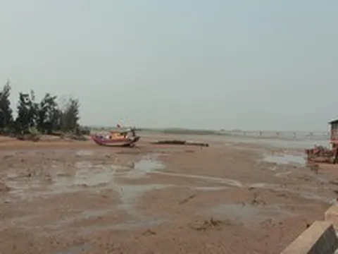 Cận cảnh cảng cá bị bồi lắng nghiêm trọng, tàu thuyền không thể cập bến