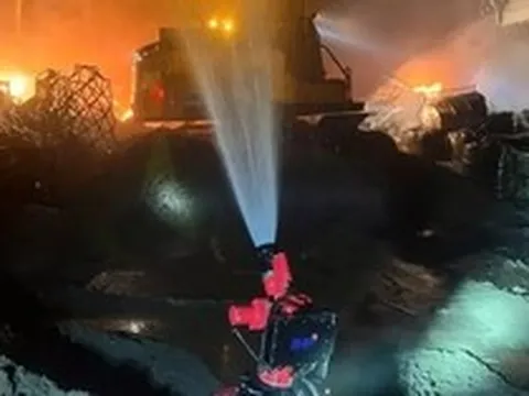 Hà Nội: Cảnh sát huy động 2 robot chữa cháy bãi chứa dầu thải ở Đông Anh