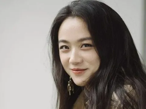 Nữ diễn viên phim Sắc giới mang bầu ở tuổi 47