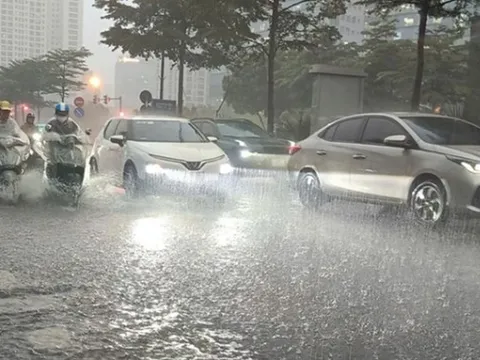 Không khí lạnh dị thường tràn về, miền Bắc hứng dông lốc, mưa đá, nhiều nơi thiệt hại nặng nề