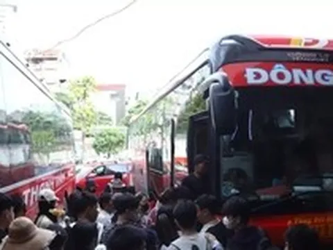 Bến xe Hà Nội 'nóng' trước kỳ nghỉ lễ: Người dân tay xách nách mang rời phố