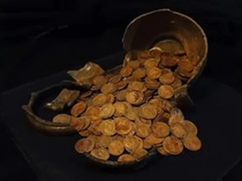 Lâu lắm rồi nước Nga mới tìm thấy kho báu lớn như vậy: Nắp tự vỡ, vàng ở đâu tuôn ra “xối xả như mưa”