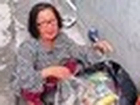 Nữ nghệ sĩ phải đi lượm ve chai: "Tôi đi lang thang, ai thuê gì làm đó"