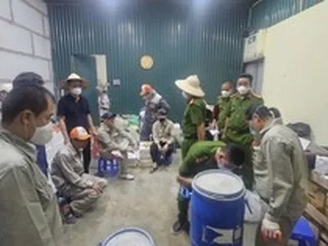 Thi hành Lệnh khám xét khẩn cấp nơi làm việc của chủ xưởng Nguyễn Thanh Bình SN 1967