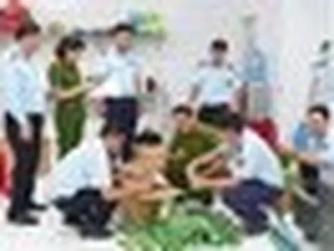 "Đột kích" xưởng sản xuất hàng chục ngàn chai dầu gió giả ở Tây Ninh