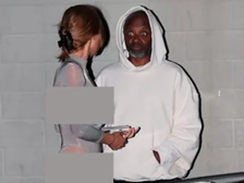 Vợ Kanye West lại mặc hở khó tả, nhìn biểu cảm của người qua đường là hiểu