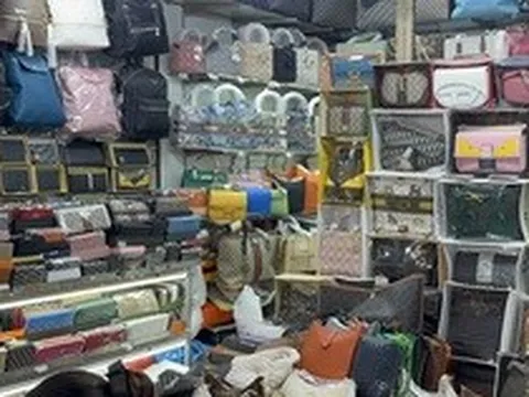 Hình ảnh bên trong Saigon Square, chợ Bến Thành sau kiểm tra hàng giả, hàng nhái