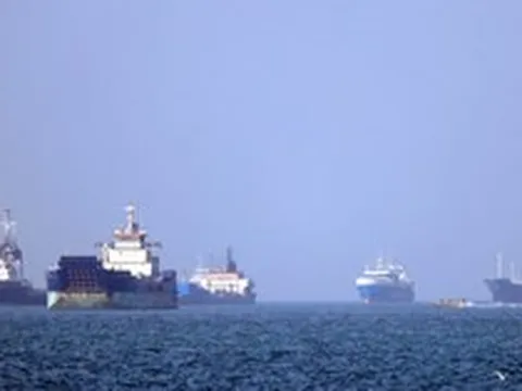 Lênh đênh trên biển hơn 2 tháng, một siêu tàu chở dầu vừa đi qua eo biển Hormuz, chở hơn 2 triệu thùng dầu hướng thẳng đến láng giềng Việt Nam