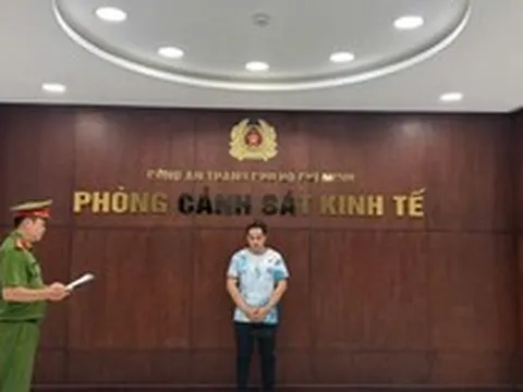 Bắt Nguyễn Trần Việt Hoàng, 33 tuổi tại TP.HCM - chủ chuỗi K.W Sneaker