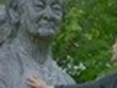 Khánh Ly về nước thăm mộ Phạm Duy: "Con ở xa lắm, không biết còn lần sau thăm bố không"