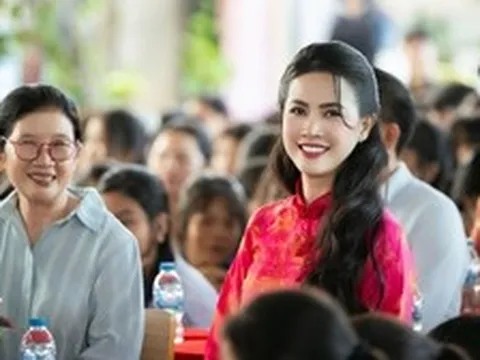 Hoa hậu Phan Thị Mơ trở về trường cũ, trao 30 triệu đồng hỗ trợ học sinh vượt khó
