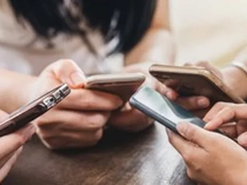Thế hệ trẻ Việt Nam dành 7 tiếng/ngày online: Khi chiếc điện thoại trở thành “người chen ngang” mọi cuộc gặp