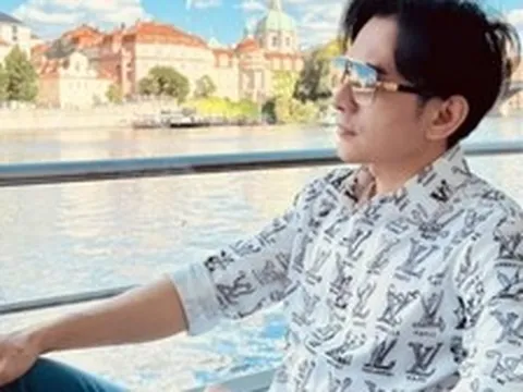 Nam ca sĩ đình đám một thời đi bán cà phê tại đường Đinh Tiên Hoàng, TP.HCM: Khách đến mua không có chỗ đứng