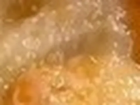 Clip dòi bò lúc nhúc trong hộp xôi mua tại tiệm bánh mì gây xôn xao dư luận ở Quảng Trị