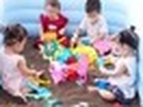 Mái tóc lơ thơ sau hóa trị và nụ cười rạng rỡ ngày 1/6 của cậu bé ung thư máu