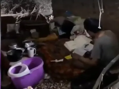 Người đàn ông bí ẩn sống trong hang động nhiều năm, ngày ngày chăm chú làm một việc