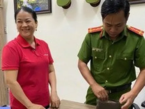 Bị rơi nhiều nhẫn vàng và bông tai, khổ chủ hốt hoảng đến báo công an