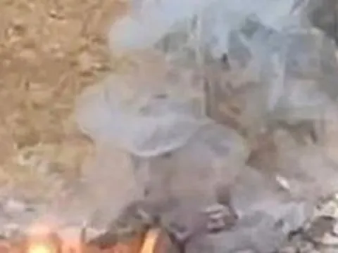VIDEO: Đám cháy liên tục xuất hiện trên nền bê-tông vào thời điểm nắng nóng