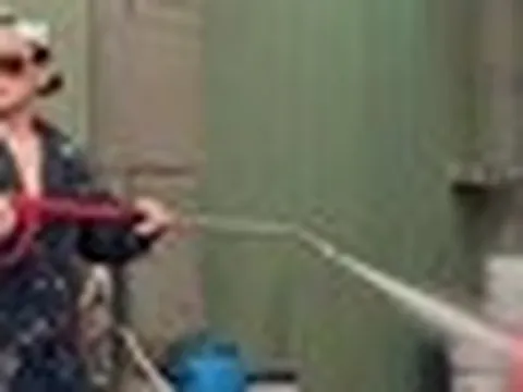 Ca sĩ Lâm Hùng 49 tuổi: "Kinh tế khó khăn tôi phải rửa xe kiếm tiền"