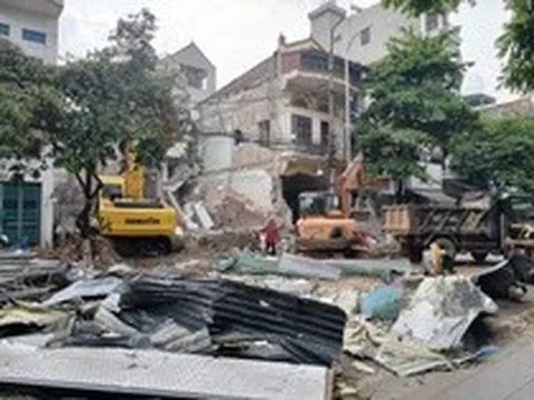 Nhà nghiêng do hàng xóm đào móng: Căng mình xuyên đêm ngừa sự cố trong mưa lớn