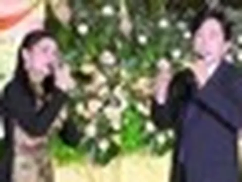 Cặp vợ chồng NSƯT bỏ ô đứng hát giữa trời mưa lớn, nói thẳng 1 điều