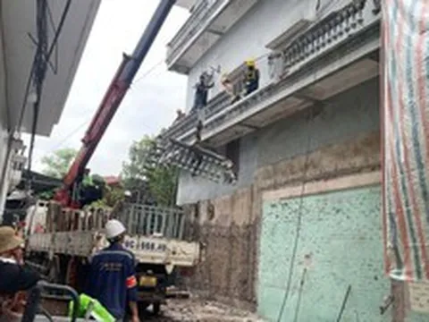 Vụ xịt nước vào thợ xây nhà hàng xóm: Cưỡng chế phá dỡ ban công vi phạm
