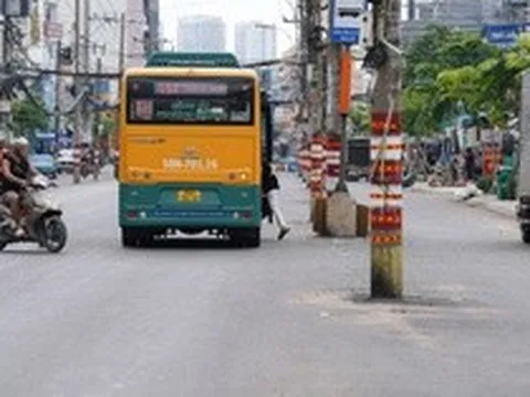 Cận cảnh loạt cột điện án ngữ giữa dự án nghìn tỷ ở cửa ngõ TP.HCM