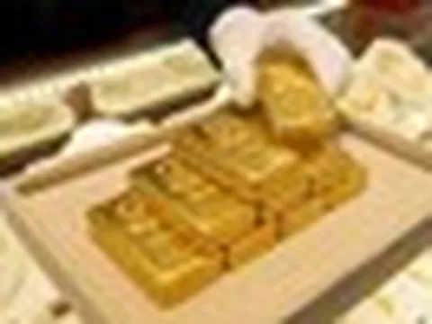 Giá vàng hôm nay 10/6 rơi thẳng đứng, chênh lệch thế giới thu hẹp chưa từng thấy!
